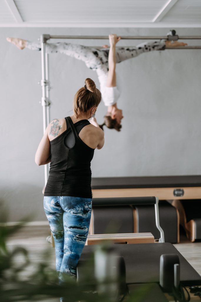 kuvia ohjaustilanteista, jooga- ja pilatesstudio